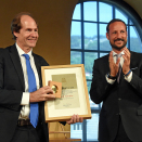 6. juni: Kronprins Haakon overrekker Holbergprisen for 2018 til den amerikanske juristen Cass R. Sunstein. Foto: Sven Gj. Gjeruldsen, Det kongelige hoff